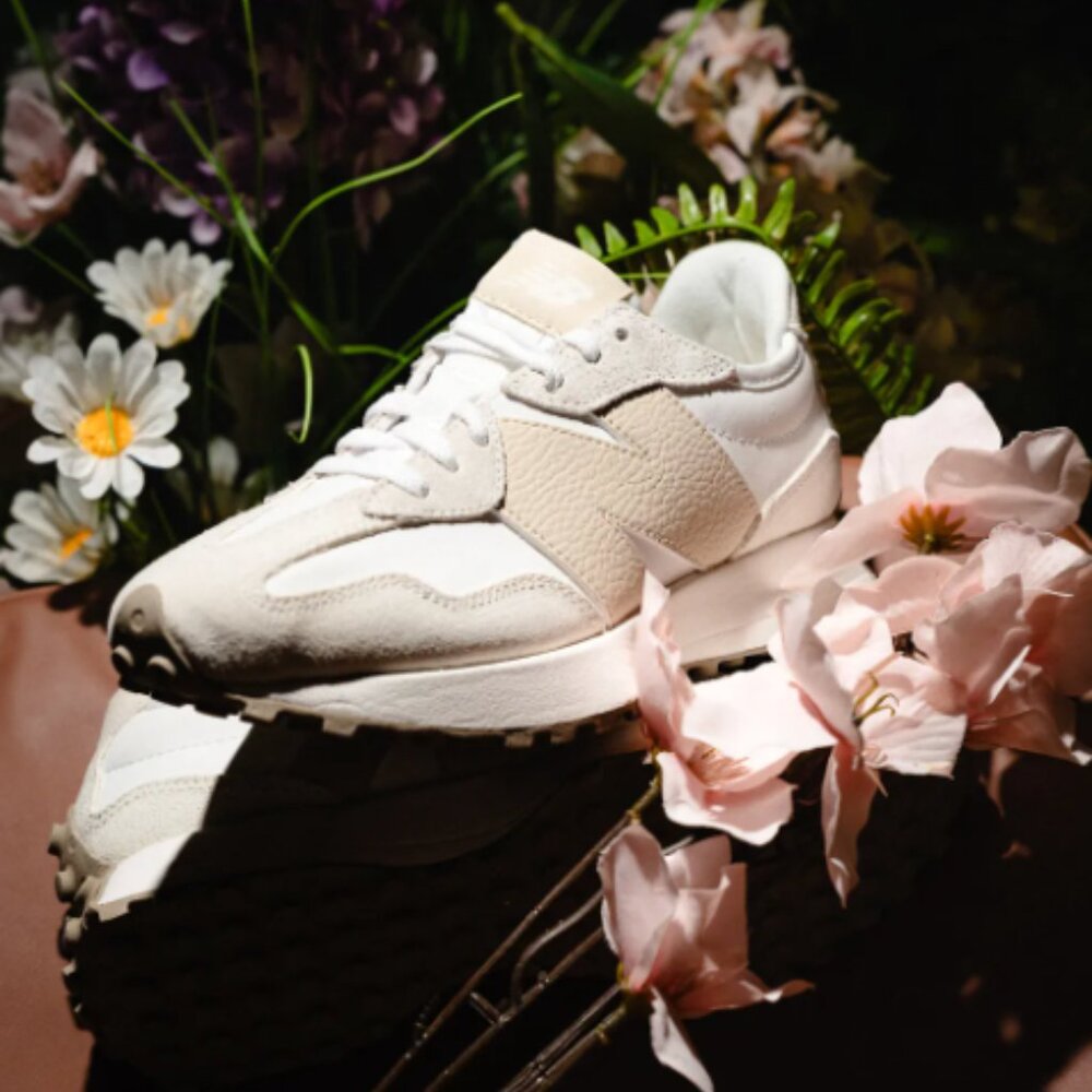 New Balance 327 Women's Casual Sneakers Shoes White Sandstone Logo size 7.5